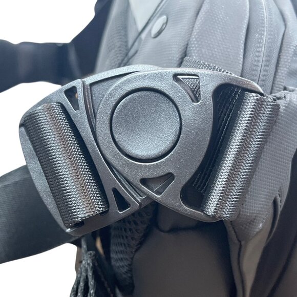 Fenruien Anti-Theft Sling Bag With USB Charging Port For Men Black Size M - New - Picture 13 of 15